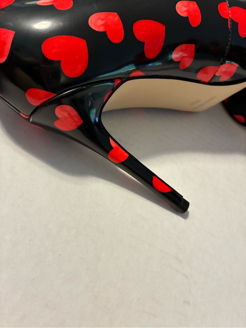 Nine West Black Patent Stiletto Pump with Red Heart Print women’s size 8.5 - Picture 6 of 7